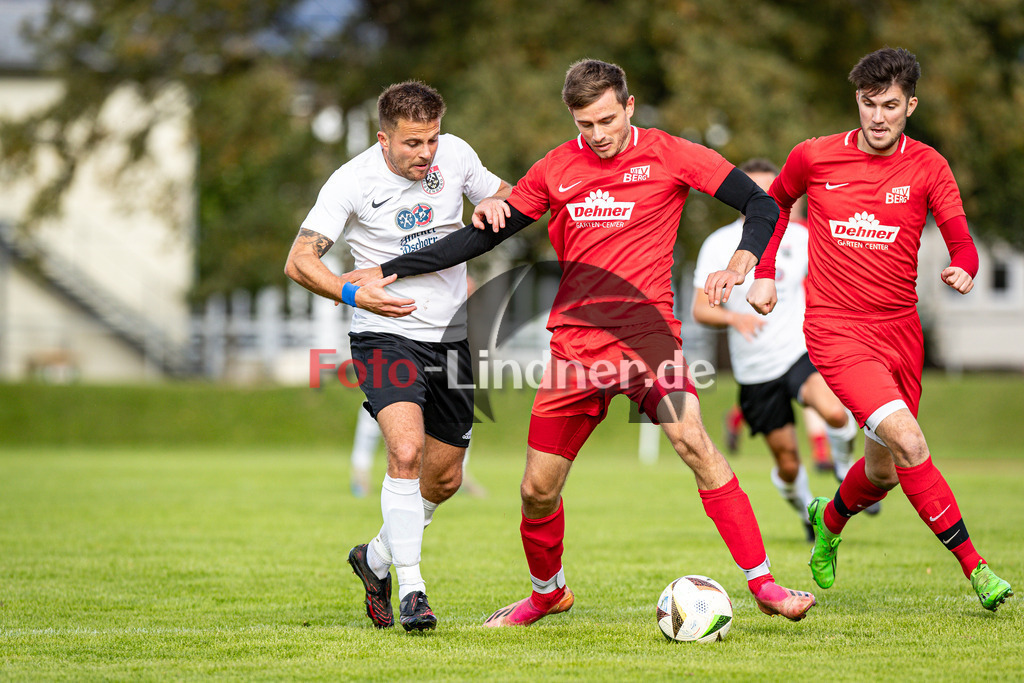 TSV Peißenberg gegen MTV Berg | Fußball Herren Kreisliga Gruppe 1 Zugspitze 2025/26 10. Spieltag, TSV Peißenberg gegen MTV Berg, 20251005,Zweikampf,2025-10-05 in Peißenberg (Sportzentrum Peißenberg), Hubert JUNGMANN (TSVP 13), Bernard CRNJAK (MTV Berg 4)Copyright: WolfgangxLindner www.foto-lindner.de