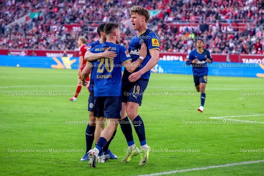 F9510042601068 | 10.04.2026, Fußball, Fortuna Düsseldorf - Holstein Kiel, 2. Fußball Bundesliga, Herren, Merkur Spiel-Arena, 29. Spieltag, Saison 2025 2026: Torjubel nach dem Tor zum 1:0 durch Torschütze Phil Harres&nbsp; (Holstein Kiel #19)  zusammen mit  Adrián Kaprálik&nbsp; (Holstein Kiel #20)  DFB regulations prohibit any use of photographs as image sequences and or quasi-video.