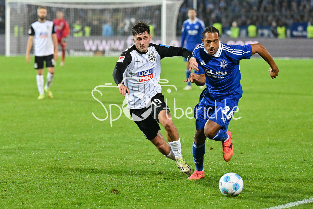 SSV Ulm 1846 Fussball - FC Schalke 04 | im Duell Jonathan MEIER (SSV Ulm #19) und Anton Leander DONKOR (FC Schalke #30) / Zweikampf / 2. Bundesliga: SSV Ulm 1846 Fussball - FC Schalke 04, Donaustadion am 01.11.2024