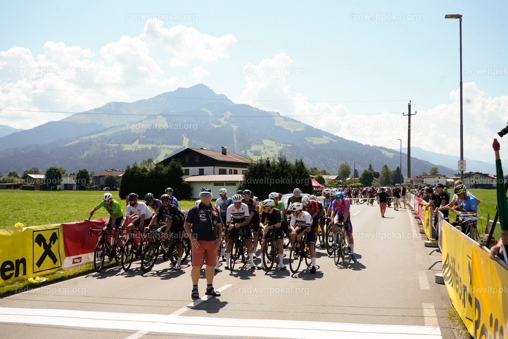 98_20230817_Bewerb_Maenner_Muehlanger | AUT - OESTERREICH, 2023-08-16: SPORT RENNRAD-FAHREN - 55. INTERNATIONALER RADWELTPOKAL IN ST. JOHANN IN TIROL  - Vintage-Radrennen mit WM-Bronze-Medaillen-Siegerin Christina Schweinberger, den Teilnehmer und Alexander Baumann (vom Orginastions-Team) - TAG 2 BEWERB MAENNER IN SECHS GRUPPEN  ; Foto: Roland Muehlanger