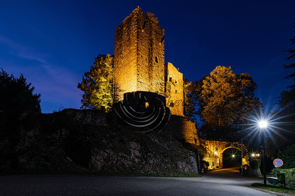 Burg Windeck | Burg Windeck, Die Burg Windeck, auch Burg Alt-Windeck genannt, ist die Ruine einer Schwarzwälder Spornburg auf einem 378 Meter hohen Bergsporn im Bühler Stadtteil Kappelwindeck, Landkreis Rastatt in Baden-Württemberg.  - Realisiert mit Pictrs.com