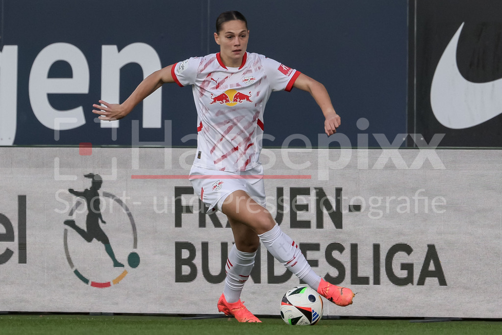 Fussball, Google Pixel Frauen-Bundesliga, VfL Wolfsburg - RB Leipzig | v.li.: Giovanna Hoffmann (RB Leipzig, 7) am Ball, Freisteller, Einzelbild, Ganzkörper, Aktion, Action, Spielszene, DIE DFB-RICHTLINIEN UNTERSAGEN JEGLICHE NUTZUNG VON FOTOS ALS SEQUENZBILDER UND/ODER VIDEOÄHNLICHE FOTOSTRECKEN. DFB REGULATIONS PROHIBIT ANY USE OF PHOTOGRAPHS AS IMAGE SEQUENCES AND/OR QUASI-VIDEO.