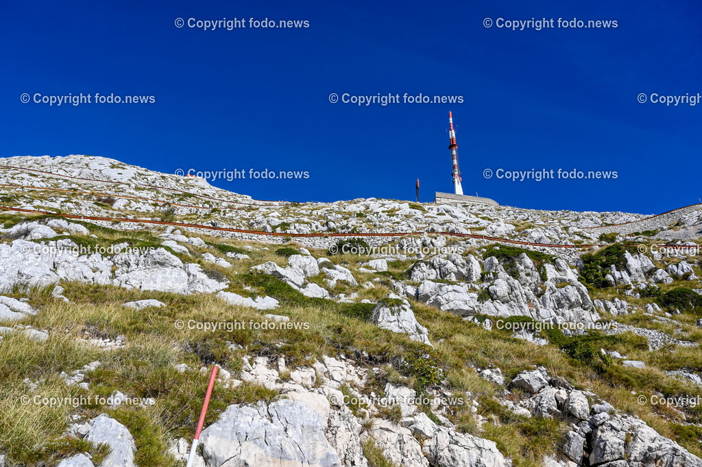 Kroatien_ Biokovo Naturpark_ 13.10.2023-20 | 13.10.2023, Kroatien, HRV, Naturpark Biokovo im Bild Naturpark Biokovo, Skywalk, Sv. Jure, St. George

Der Park erstreckt sich über eine Flaeche von 19.550 Hektar und umfasst einen circa 30 km langen und bis zu 7 km breiten, sich in nordwestlich-suedoestlicher Richtung erstreckenden Teil des Biokovo-Gebirges von Dubci bis nach Gornja Igrane. Er umfasst das Teilgebiete der Staedte Makarska und Vrgorac sowie der Gemeinden Baška Voda, Brela, Podgora, Šestanovac, Tučepi, Zadvarje und Zagvozd. Der Park liegt auf einer Hoehe von 200 bis 1762 m. i. J.; der Sveti Jure (Heiliger Georg) als hoechster Berg des Parks ist zugleich der zweithoechste Gipfel in Kroatien.
Quelle: Wikipedia