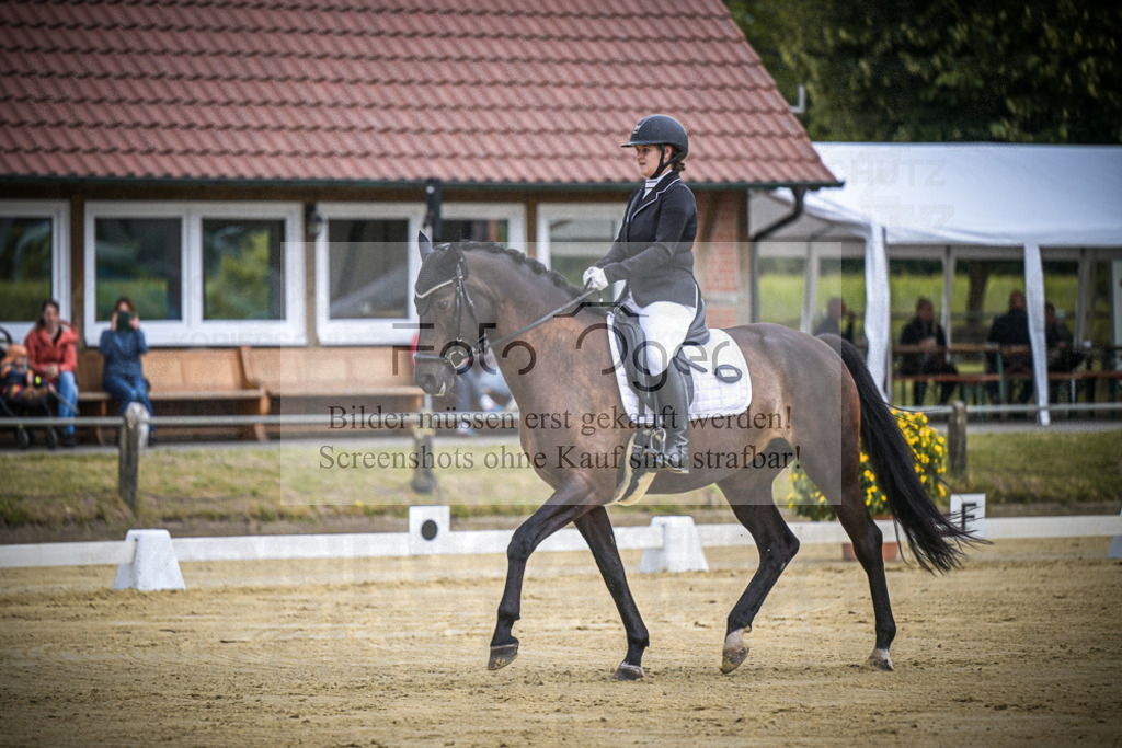 DOS_6557 | Entdecke hochwertige Reitturnierfotos von Foto Oger. Professionell, emotional und authentisch – jetzt Lieblingsmomente im Shop bestellen.Deutschlandweite Turnierfotografie. - Realisiert mit Pictrs.com
