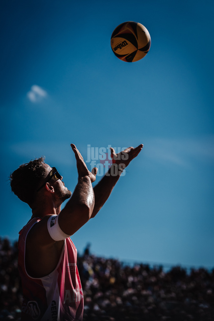 Beachvolleyball | Männer | Deutsche Meisterschaften 2025 Timmendorfer Strand | 07.09.2025 | Jonas Sagstetter beim Aufschlag