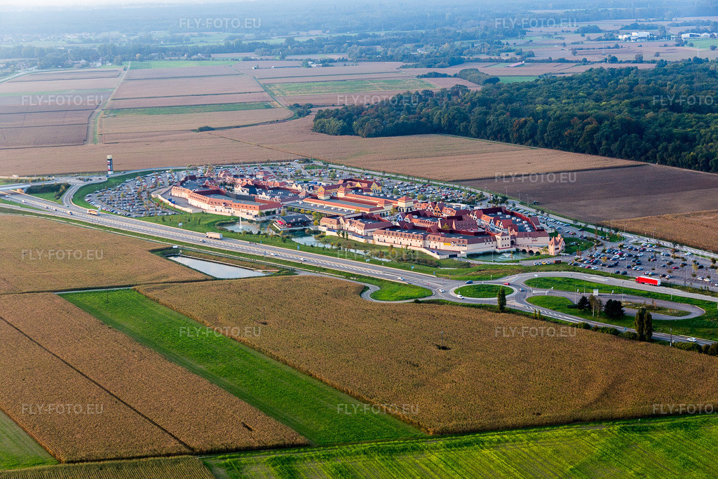 Vue aérienne: Centre commercial Roppenheim The Style Outlets à Roppenheim dans le département Bas Rhin, France. Photo: IMG_074401.jpg prise le 04/10/2014 par Werner Riehm/FLY-FOTO.euRésolution de l'original: 5472 x 3648 px