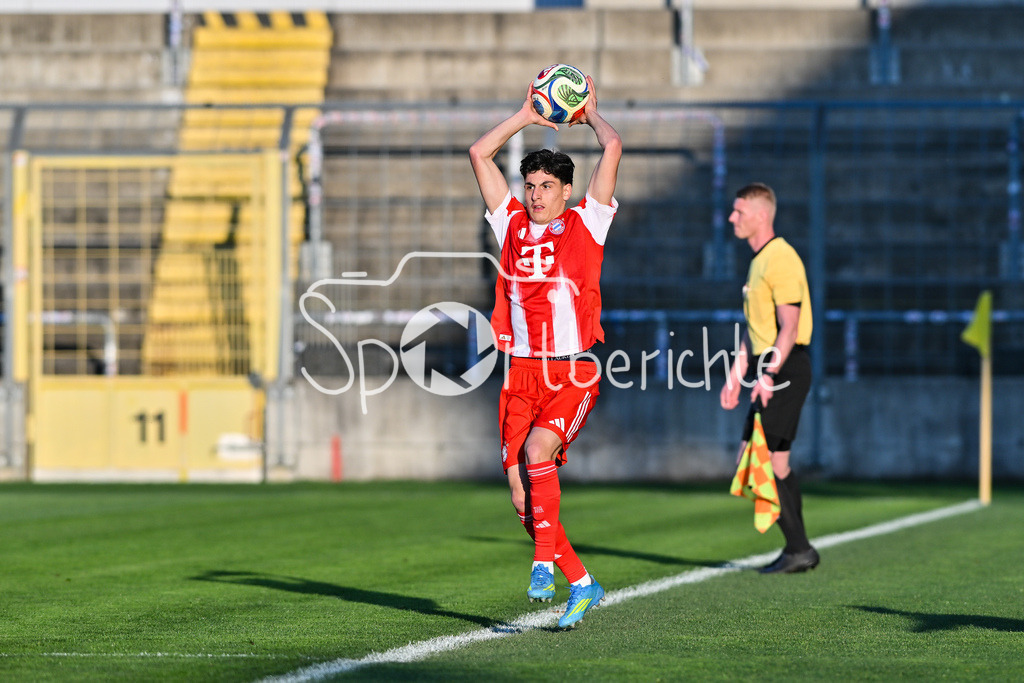 FC Bayern Amateure - SpVgg Ansbach | MUNICH, GERMANY - 17. APRIL: beim Einwurf Deniz OFLI (FC Bayern München II 3) / Einzelfoto / Freisteller während dem Match zwischen den Amateuren des FC Bayern München und der SpVgg Ansbach am 29. Spieltag der Regionalliga Bayern im Grünwalder Stadion