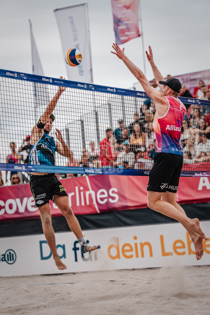 Beachvolleyball | Männer | Allianz German Beach Tour 2024 | Tourstop Kühlungsborn 2 | 17.08.2024 | v.l. Benedikt Sagstetter beim Angriff gegen Philipp Huster