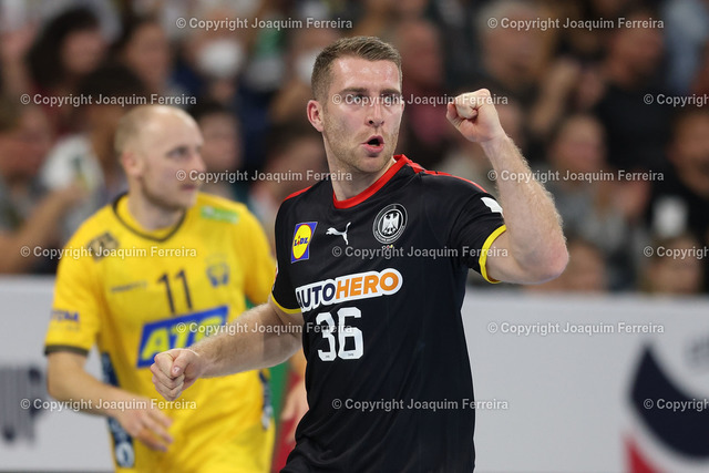 deuvsswe_02445 | Mannheim 13.10.2022 EHF Handball Men`s Group Phase - EUROCup Germany - Sweden v.l., Lukas Mertens (Deutschland, DHB) jubelt 
 - Realisiert mit Pictrs.com