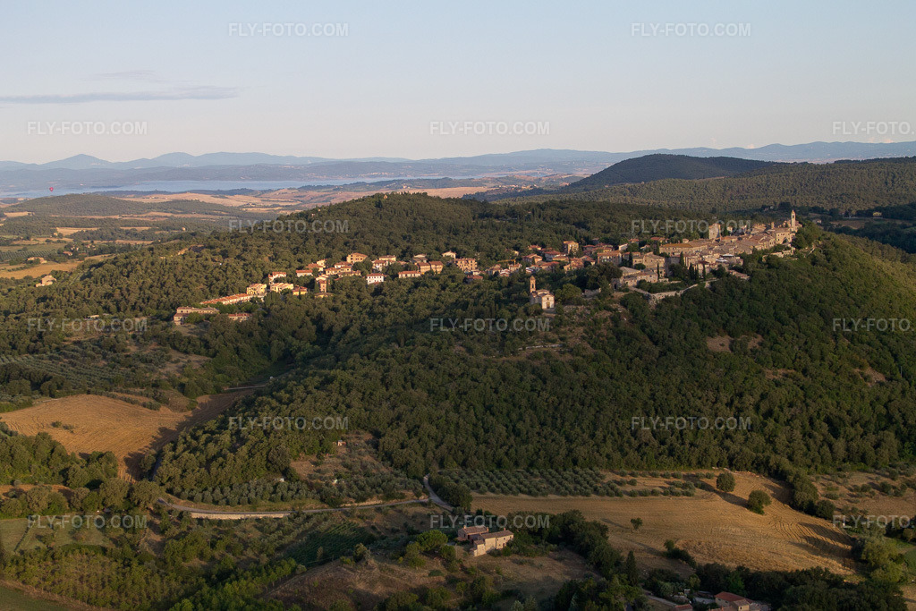 Aerial view: View of the town in Montefollonico in the state Tuscany, Italy. – Photo: IMG_43364.jpg taken on 07/25/2011 by Werner Riehm/FLY-FOTO.com – Resolution of the original: 4272 x 2848 px