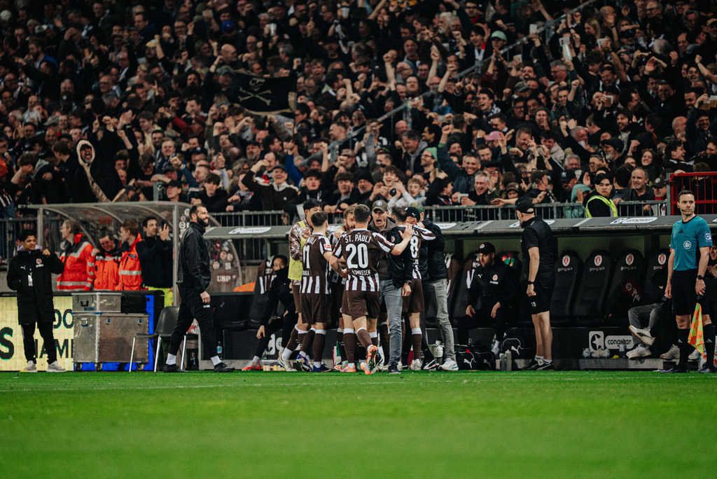_STP2699 | Der offizielle Shop für FC St. Pauli Fotos. Wähle aus Spielszenen & Fanmomenten dein FCSP Wunschformat. Wir liefern Millerntor-Atmosphäre.