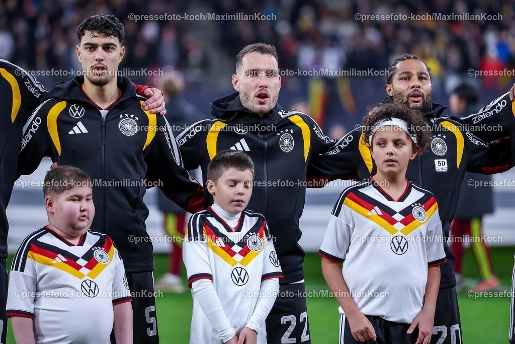 DFB17112501129 | 17.11.2025, Fußball, Länderspiel, WM-Qualifikation Europa, Deutschland - Slowakei, Red Bull Arena (Leipzig), 10. Spieltag, Saison 2025 2026: Aleksandar Pavlovic (GER #05) David Raum (GER #22) Serge Gnabry (GER #20)  vor dem Spiel bei der NationalhymneRegulations prohibit any use of photographs as image sequences and or quasi-video. vor dem Spiel bei der Nationalhymne