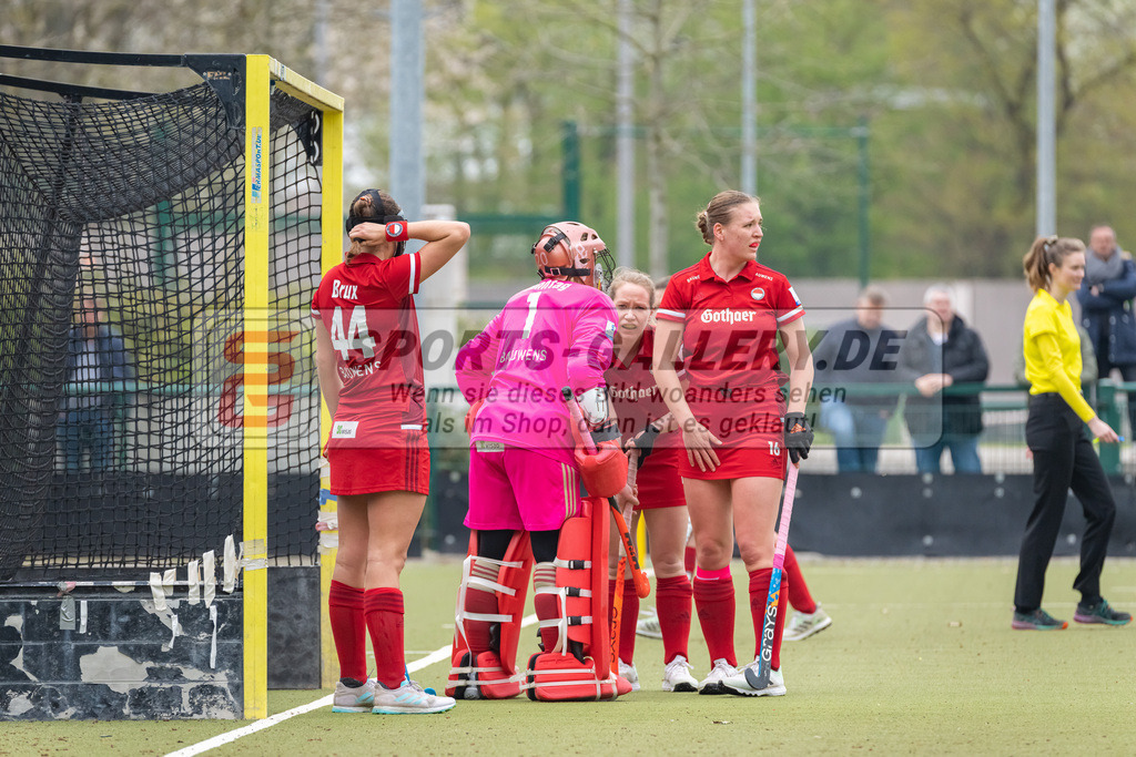 HK_20230416_107073 | 1. Bundesliga Damen Düsseldorfer HC - Rot-Weiss Köln am 16.4.2023 DHC Düsseldorf, Düsseldorf , Paula Brux ( Rot-Weiss Köln #44 ) , Julia Sonntag ( Torfrau Rot-Weiss Köln #1 ) , Helena Würker ( Rot-Weiss Köln #16 )