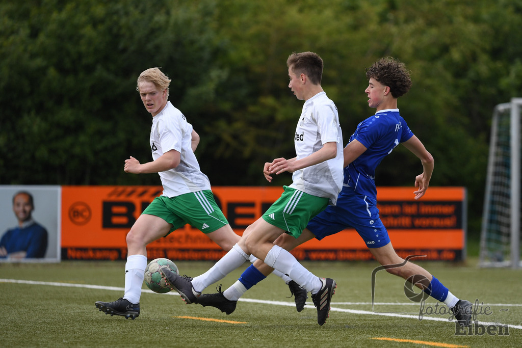 FC Rastede-JSG Esens/Dornum | B-Jugend Bezirksliga; FC Rastede (blau)-JSG Esens/Dornum (weiß) am 24.05.2025 in Rastede (Sportanlage Kötterswegs), Photo: Philip Eiben 2025 - Realisiert mit Pictrs.com