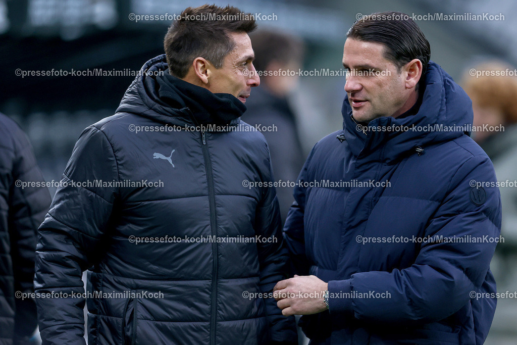 BMG14122401012 | 14.12.2024, Fußball, Borussia Mönchengladbach - Holstein Kiel, 1. Fußball Bundesliga, Borussia-Park, Saison 2024 2025: Cheftrainer Marcel Rapp (Trainer Kiel) zusammen mit Trainer Gerardo Seoane (Cheftrainer Mönchengladbach)DFB regulations prohibit any use of photographs as image sequences and or quasi-video.