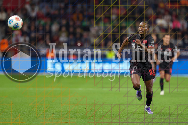 Bayer 04 Leverkusen vs Eintracht Frankfurt - Bundesliga  | Leverkusen, Deutschland, 12.09.25:   Nathan Tella (Bayer 04 Leverkusen) in Aktion am Ball, Einzelaktion waehrend des Spiels der Bundesliga zwischen  Bayer 04 Leverkusen vs Eintracht Frankfurt in der BayArena(Foto von Brauer-Fotoagentur / Adrian Schlueter)