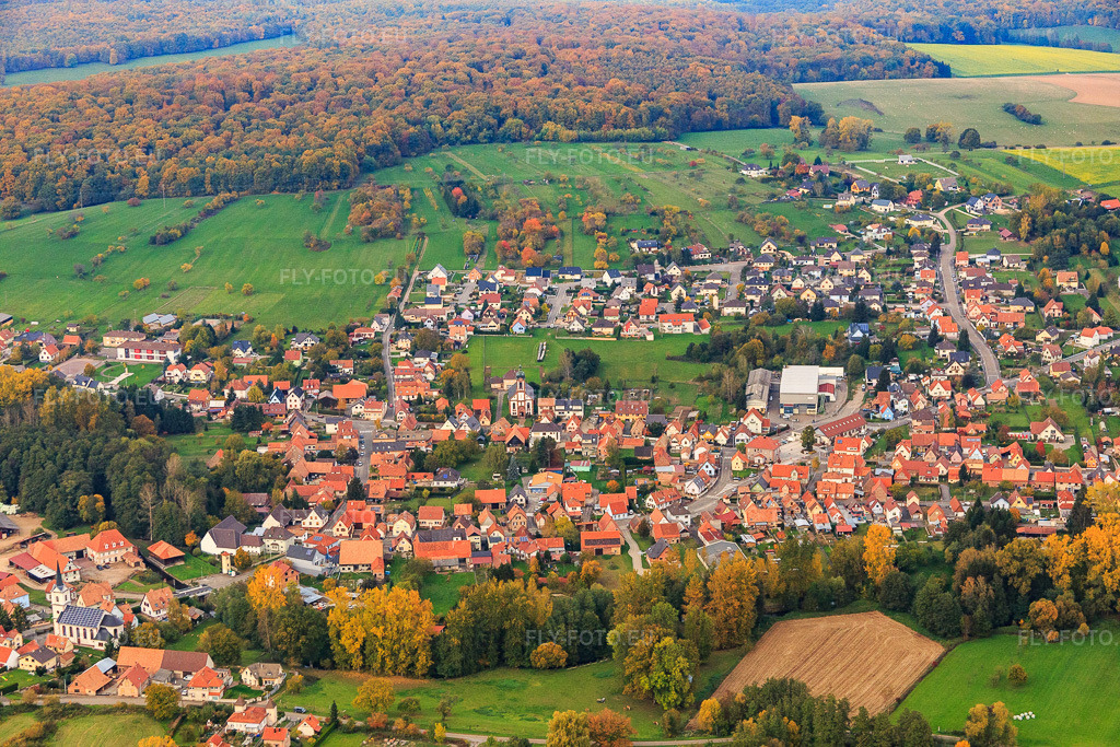 Vue aérienne: Vue de la ville depuis le sud à Gumbrechtshoffen dans le département Bas Rhin, France – .Photo: IMG_084838.jpg prise le 24/10/2015 par Werner Riehm/FLY-FOTO.eu – Résolution de l'original: 5472 x 3648 px