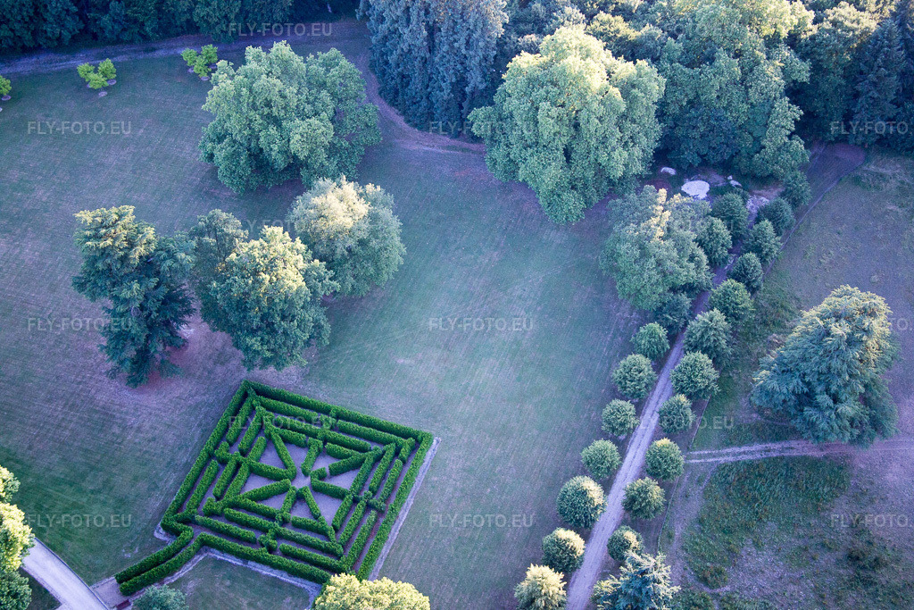 Vue aérienne: Vue de la ville à Cheverny dans le département Loir et Cher, France – .Photo: IMG_081301.jpg prise le 19/06/2015 par Werner Riehm/FLY-FOTO.eu – Résolution de l'original: 5472 x 3648 px