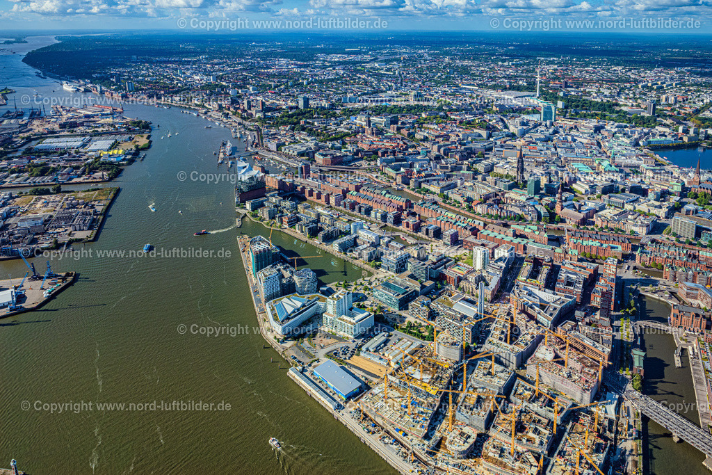 Hamburg_Hafen_Landungsbrücken_ELS_2724200922 | HAMBURG 20.09.2022 Elbphilharmonie am Ufer der Elbe in Hamburg. Das Konzerthaus- Gebäude im Stadtteil Hamburg-HafenCity befindet sich am Ufer der Elbe der Hansestadt. Weiterführende Informationen bei: BGT Bischoff Glastechnik AG,  Drees & Sommer SE,  Herzog & de Meuron,  Höhler+Partner Architekten PartGmbB,  IBB GmbH - Ingenieurbüro für Brandschutz von Bauarten,  Ingenieurbüro Dr. Siebert Büro für Bauwesen,  Quantum Immobilien AG,  ReGe Hamburg Projekt-Realisierungsgesellschaft mbH. // The Elbe Philharmonic Hall on the river bank of the Elbe in Hamburg. Further information at: BGT Bischoff Glastechnik AG,  Drees & Sommer SE,  Herzog & de Meuron,  Hoehler+Partner Architekten PartGmbB,  IBB GmbH - Ingenieurbuero fuer Brandschutz von Bauarten,  Ingenieurbuero Dr. Siebert Buero fuer Bauwesen,  Quantum Immobilien AG,  ReGe Hamburg Projekt-Realisierungsgesellschaft mbH. Foto: Martin Elsen