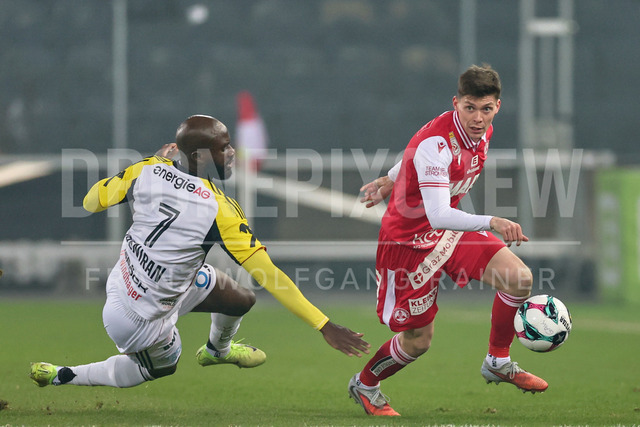 Austrian Bundesliga: Grazer AK 1902 vs LASK | GRAZ, AUSTRIA, 13.DEC.25 - SOCCER - ADMIRAL Bundesliga, Grazer AK 1902 vs LASK. The image shows Samuel Adeniran (Lask) and Thorsten Schriebl (GAK).
