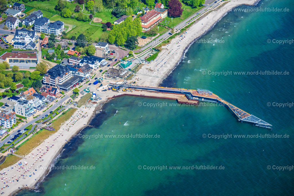 Scharbeutz_Seebrücke_Baustelle_ELS_0040010524 | SCHARBEUTZ 01.05.2024 Laufflächen und Konstruktion der Seebrücke über der Wasseroberfläche der Ostsee in Scharbeutz im Bundesland Schleswig-Holstein, Deutschland. // Running surfaces and construction of the pier over the water surface in Scharbeutz in the state Schleswig-Holstein, Germany. Foto: Martin Elsen