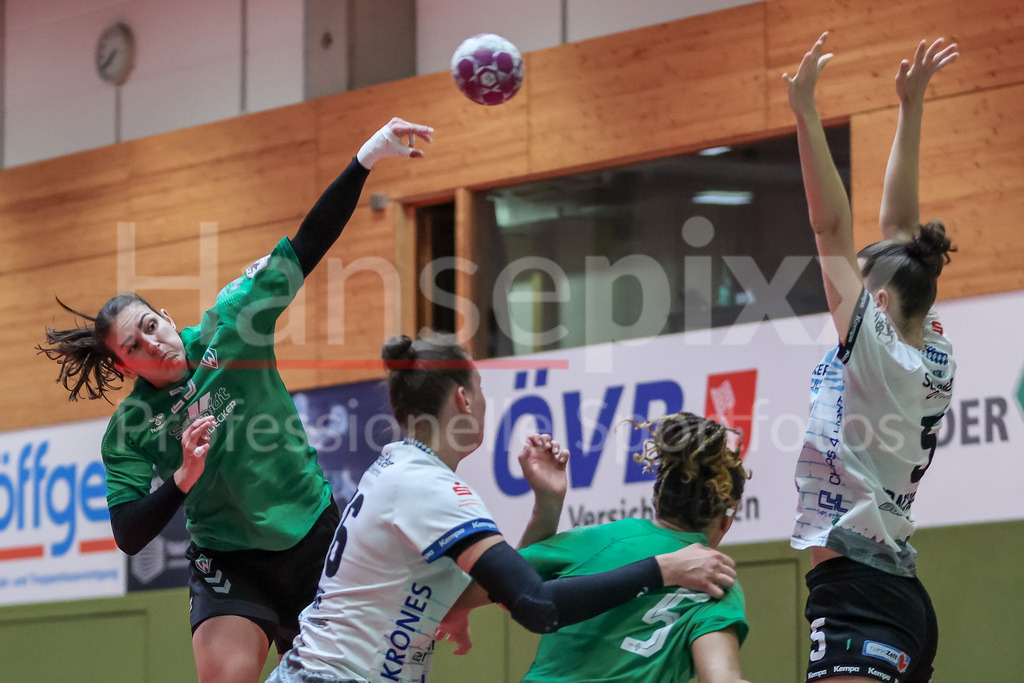 Handball, 2. Bundesliga Frauen, SV Werder Bremen - ESV 1927 Regensburg | v.li.: Anna Lena Bergmann (SV Werder Bremen, 25) beim Wurf, am Ball, Spielszene, Aktion, Action
