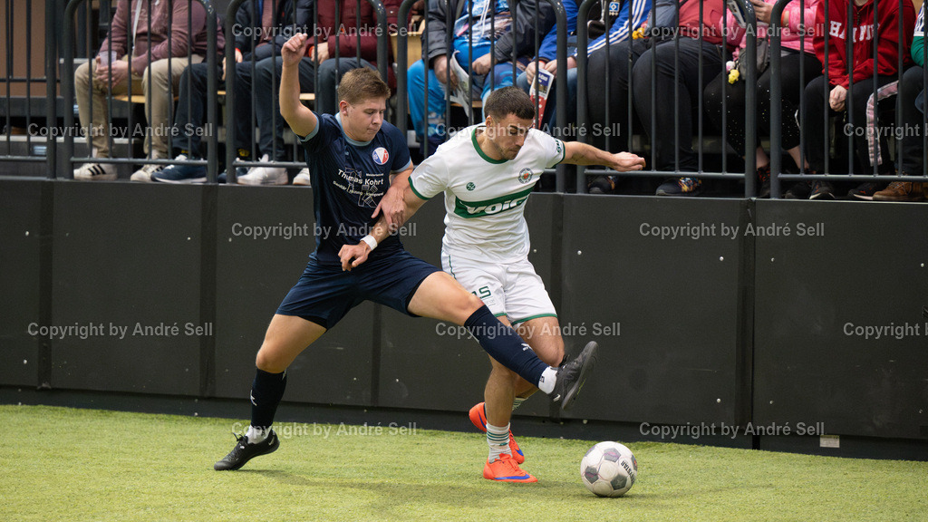Vorrunde - Gruppe A - SV Tungendorf vs PSV Neumünster | Jan Lipke (SVT #21) / Tim Möller (PSV #21) // 44. RS-Reifenhandel-Cup 2024 / Vorrunde - Gruppe A - SV Tungendorf vs PSV Neumünster / Holstenhalle 1 / Neumünster / 26.12.24 - Realisiert mit Pictrs.com