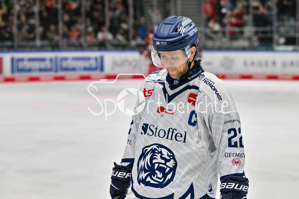 Augsburger Panther - Straubing Tigers | ein enttaeuschter Michael CONNOLLY (Straubing Tigers 22) nach der Niederlage in Augsburg / DEL: Augsburger Panther - Straubing Tigers, Curt Frenzel Stadion am 29.11.2024