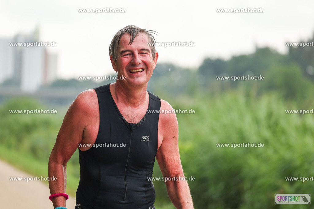 LUR_1880 | 34. M-net Erlanger Triathlon 2025 #erlangertriathlon  #mnettriathlon2025 #mnettriathlon #team #olympischedistanz #mitteldistanz #triathlon #maindonaukanal  #erlangertriathlon2025 #yourpictrs #tv1848 #tv1848erlangen  #triathlonbayern #sportinerlangen #demsportverbunden #sportshot_your_pictrs Copyright: www.sportshot.de