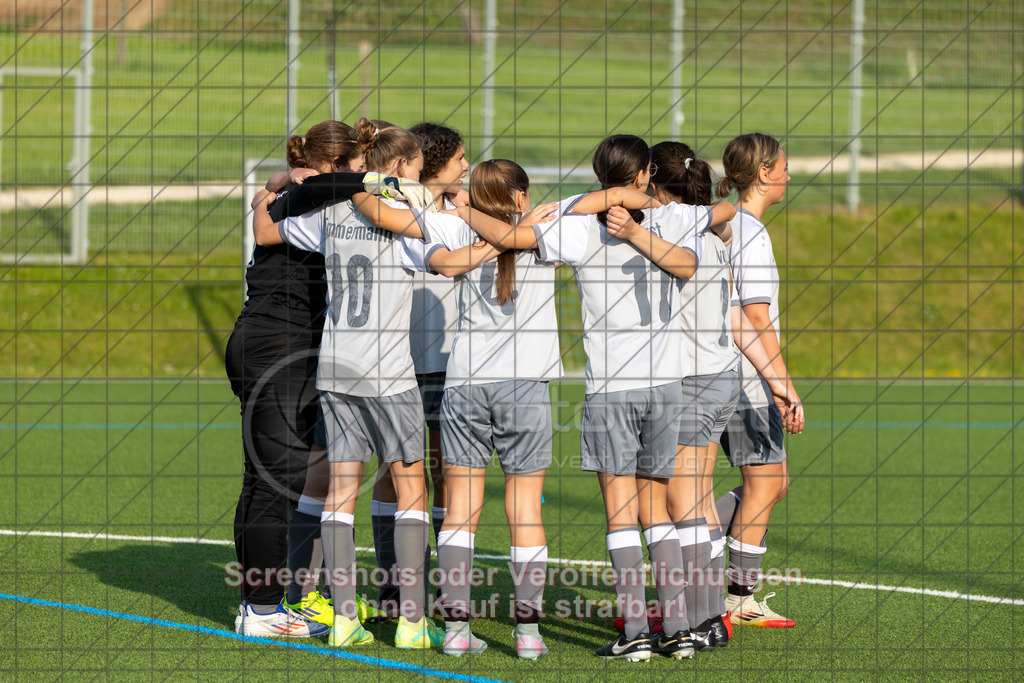 20260508_183420_0065_(c)_by_PhotoPeet | #,TSV Eschenbach (hell) vs. TSV Weilheim (rot), Fußball, C-Juniorinnen Kreisstaffel 2, Bezirk Neckar/Fils, 07.Spieltag,  Saison 2025/2026, Kunstrasenplatz, Schlater Straße, 73107 Eschenbach, 08.05.2026 - 18:30 Uhr,Foto: PhotoPeet / Sport- &amp; Eventfotografie / Peter Harich