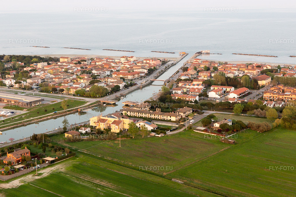 Vue aérienne: Vue de la ville à Casalborsetti dans le département Émilie-Romagne, Italie. Photo: IMG_098551.jpg prise le 05/04/2017 par Werner Riehm/FLY-FOTO.eu – Résolution de l'original: 5472 x 3648 px