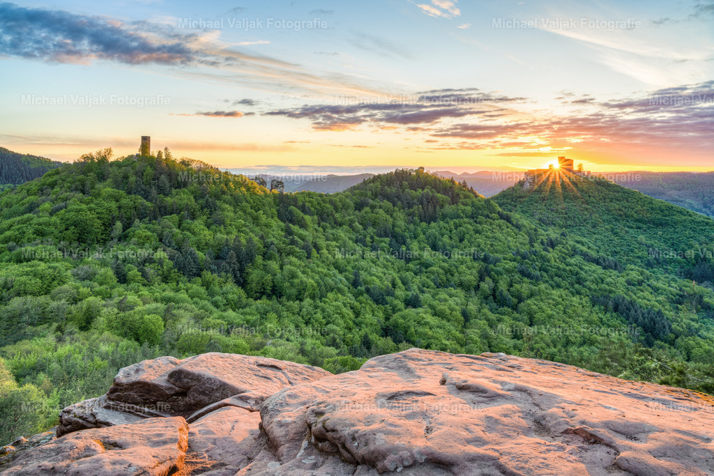 Auf dem Slevogtfels im Pfälzerwald | Blick vom Slevogtfels in Richtung Ruine Scharfenberg, Ruine Anebos und der Burg Trifels bei Sonnenuntergang. - Realisiert mit Pictrs.com