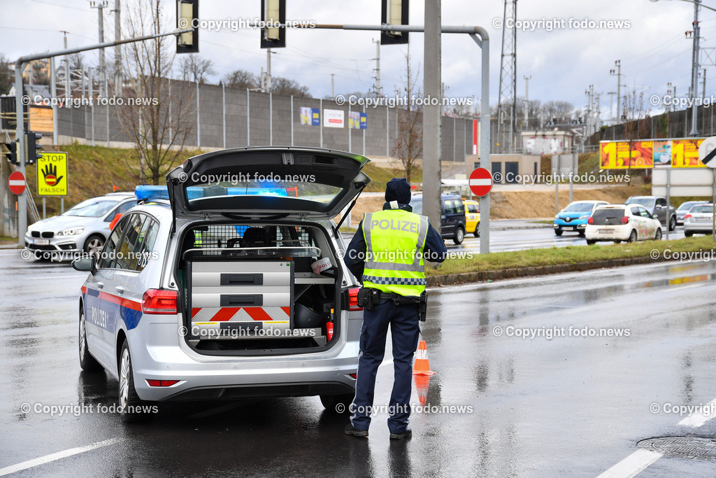 Polizeieinsatz Mordversuch_ Polizei_ Leonding_ 09.01.2023-2 | 09.01.2023, Polizeieinsatz Leonding, AUT, im Bild, Polizeieinsatz Mordversuch, Polizei, Fahndung, Tatort, Verkehrsregelung