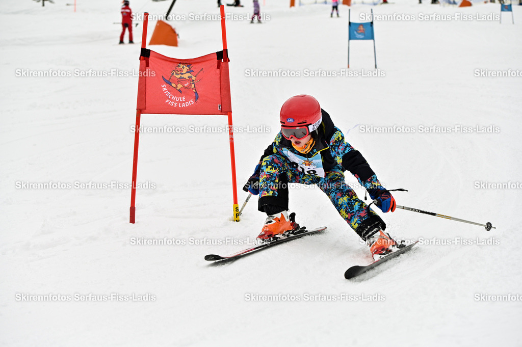 SRF_20.02.2026_1051 | Skirennfotos,Serfaus,Fiss,Ladis,Kinderskirennen,Winter,Tirol,Oberland,skirace,SFL,feelfree,weil wir's genießen,ski,Ski,skifahren,Sonnenplateau, - Realisiert mit Pictrs.com
