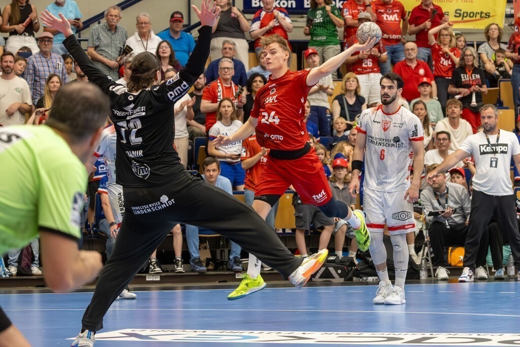 2. HBL (Handball-Bundesliga), Saison 2025/26, 32. Spieltag: Eulen Ludwigshafen gegen TuS Ferndorf | 2. HBL (Handball-Bundesliga), Saison 2025/26, 32. Spieltag: Eulen Ludwigshafen gegen TuS Ferndorf***Theo Straub (24, Ludwigshafen) überwindet Can Adanir (72, Ferndorf) - Realisiert mit Pictrs.com