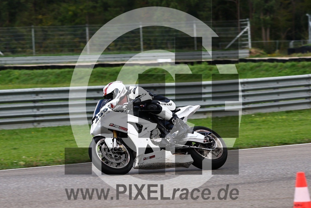 0255-20250927_02443 | Schöne Erinnerungen an spannende Momente - das festzuhalten ist unser Job. PIXELrace.de ist seit 2003 auf den Rennstrecken Europas unterwegs um die Action draußen beim Fahren und die wunderbare Stimmung imm Fahrerlager für euch einzufangen.