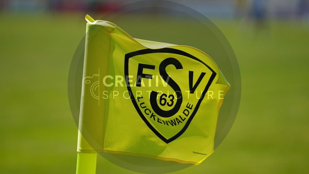 Fußball, Herren, Saison 2025/2026, 3. Luckenwalder Turmpokal, Werner-Seelenbinder-Stadion Luckenwalde, Spiel: FSV 63 Luckenwalde vs. F.C. Hansa Rostock U19,  | Fußball, Herren, Saison 2025/2026, 3. Luckenwalder Turmpokal, Werner-Seelenbinder-Stadion Luckenwalde, Spiel: FSV 63 Luckenwalde vs. F.C. Hansa Rostock U19,  Im Bild: Eckfahne mit dem Vereinslogo/Vereinswappen des FSV 63 Luckenwalde - Realisiert mit Pictrs.com