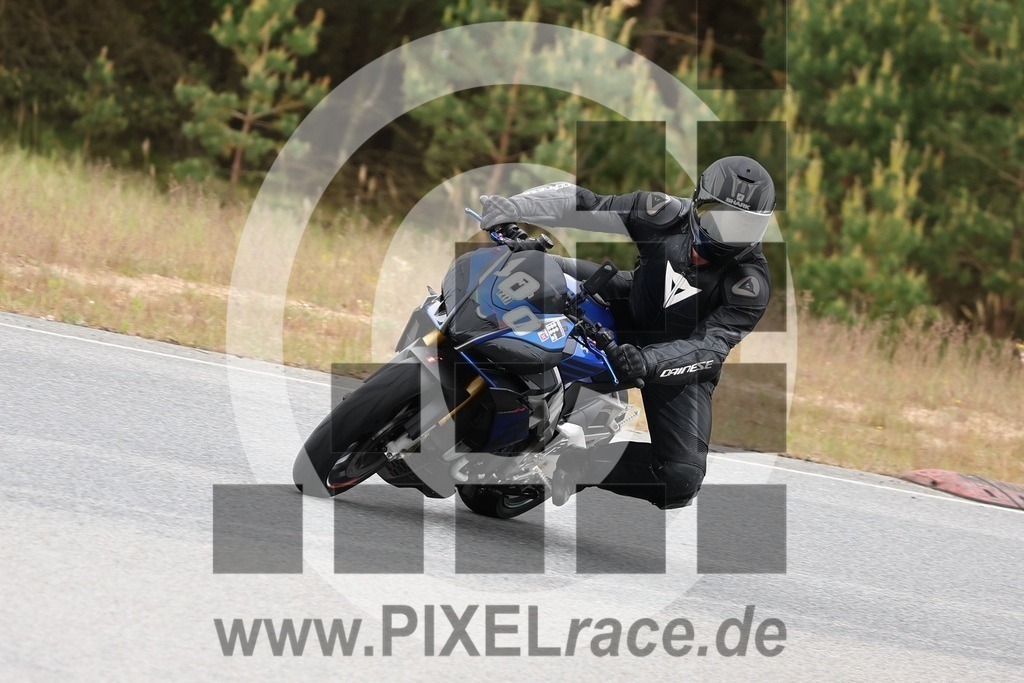 0100-20240511_02437 | Schöne Erinnerungen an spannende Momente - das festzuhalten ist unser Job. PIXELrace.de ist seit 2003 auf den Rennstrecken Europas unterwegs um die Action draußen beim Fahren und die wunderbare Stimmung imm Fahrerlager für euch einzufangen.