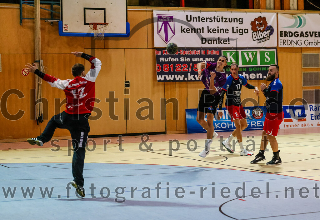 2023-10-14_085_SpVgg_Altenerding_gegen_HSG_Freising_Neufahrn | Erding, Deutschland, 14.10.2023:
Handball, Bezirksoberliga Männer 2023 / 2024, 4. Spieltag, SpVgg Altenerding gegen HSG Freising-Neufahrn, Endergebnis: 27:26

Torwart Niklas Schieck (HSG Freising-Neufahrn, #12), Luis Leitner (SpVgg Altenerding, #26), Christian Heldner (HSG Freising-Neufahrn, #17), Emad Huzejrovic (HSG Freising-Neufahrn, #7)

Foto: Christian Riedel / fotografie-riedel.net
