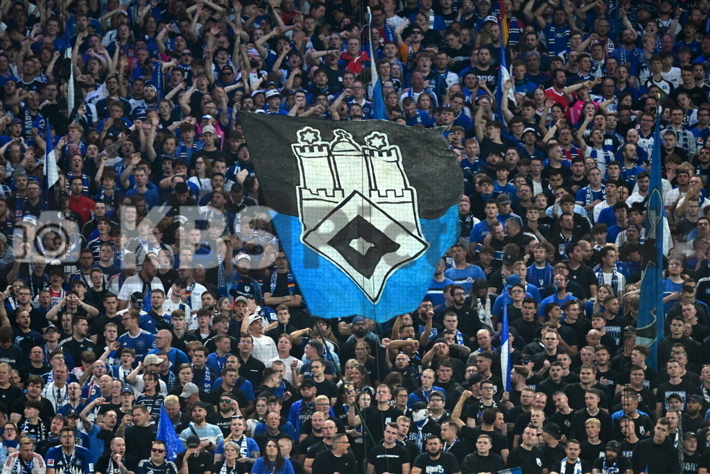 KBS Picture_HSV-FCStPauli_003 | HSV Fans Nordtribuene mit Fahne ,Sportplatz :  Volksparkstadion,Hamburger Derby, - Realisiert mit Pictrs.com