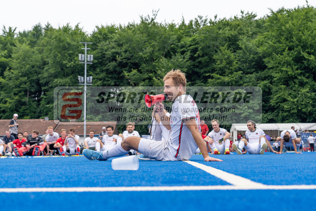 Final4_20250601-1520-HK108779 | Krefeld, Deutschland, 01.06.2025:  Feldhockey Final4 2025 – „Deutsche Feldhockey-Meisterschaften 2025“ Crefelder HTC - Rot-Weiss Köln (Finale Herren) im Gerd-Wellen-Hockeyanlage am 01.06.2025 in Krefeld, Deutschland. (Foto von Kramhöller/Fehrmann/Kaste)Krefeld, Germany, 01.06.2025: Feldhockey Final4 2025 – „Deutsche Feldhockey-Meisterschaften 2025“ Harvestehuder HTC - Düsseldorfer HC (Finale Damen) in Gerd-Wellen-Hockeyanlage at 01.06.2025 in Krefeld, Deutschland. (Foto from Kramhöller/Fehrmann/Kaste)