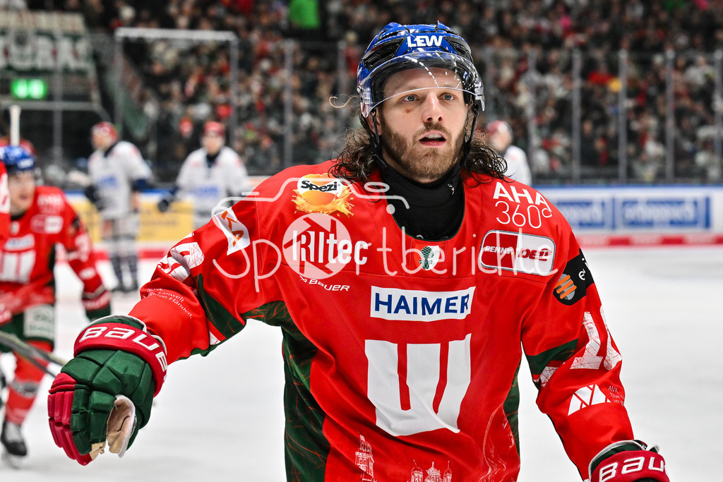 Augsburger Panther - Schwenninger Wild Wings | AUGSBURG, GERMANY - 02. JANUARY: Jubel der Panther nach dem Treffer zum 6-5 durch Anthony LOUIS (Augsburger Panther 18) / Tor / Torschuetze / Freude / Happy während dem Match zwischen den Augsburger Panthern und den Schwenninger Wild Wings am 35. Spieltag der Penny DEL im Curt Frenzel Stadion