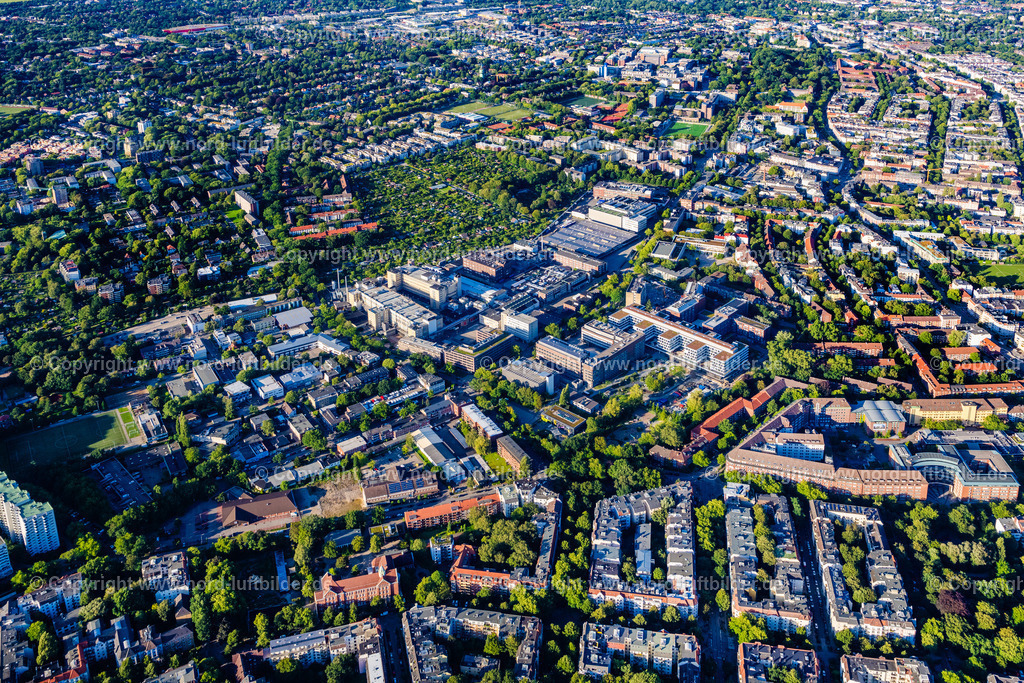 Hamburg_Eimsbüttel_Beiersdorf_Gewerbegebiet_ELS_2543090823 | HAMBURG 09.08.2023 Innenstadtbereich im Stadtgebiet im Ortsteil Lokstedt in Hamburg, Deutschland. // Cityscape of the district in the district Lokstedt in Hamburg, Germany. Foto: Martin Elsen