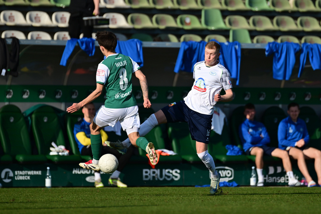 Fußball I Herren I Saison 2024-2025 I Regionalliga Nord I 25. Spieltag I VfB Lübeck - SSV Jeddeloh | Der Sportfotograf. - Realisiert mit Pictrs.com