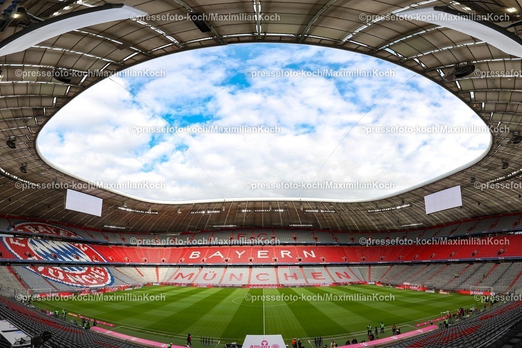 FCB18102501001 | 18.10.2025, Fußball, FC Bayern München - Borussia Dortmund, 1. Fußball Bundesliga, 7. Spieltag, Allianz Arena, Saison 2025 2026: Innenansicht leeres Stadion vor dem Spiel Blick auf das Spielfeld und die Tribüne mit dem Schriftzug und Logo der Bayern. Übersichtsbild Weitwinkelaufnahme Übersichtsbild Übersichtsfoto Sportstätte leer DFB regulations prohibit any use of photographs as image sequences and or quasi-video.