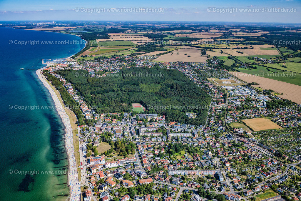 Kühlungsborn_ELS_9167100822 | OSTSEEBAD KüHLUNGSBORN 10.08.2022 Ortsansicht an der Meeres-Küste der Ostsee in Kühlungsborn im Bundesland Mecklenburg-Vorpommern, Deutschland. Weiterführende Informationen bei: Tourismus, Freizeit & Kultur GmbH. // Town view on the sea coast of the Baltic Sea in Kuehlungsborn in the state Mecklenburg - Western Pomerania, Germany. Further information at: Tourismus, Freizeit & Kultur GmbH. Foto: Martin Elsen