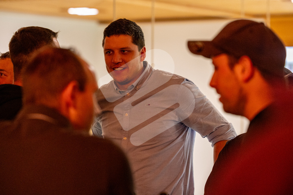 SKE100J_4635 | Die Schwinger des Schwyzer Kantonalen Schwingerverbandes: Fotos, die Dynamik und Leidenschaft festhalten, sowie emotionale Momente aus dem traditionellen Schwingsport zeigen. - Realisiert mit Pictrs.com