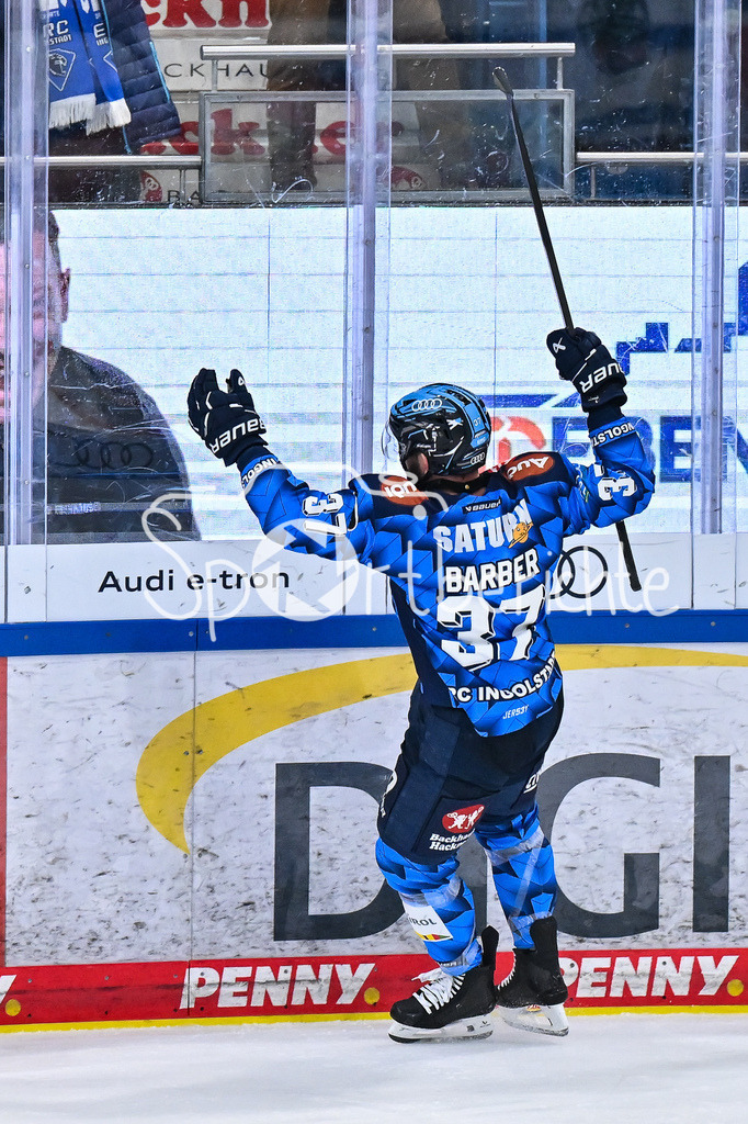 ERC Ingolstadt - Eisbären Berlin | INGOLSTADT, GERMANY - 18. DECEMBER: Jubel der Hausherren nach dem Treffer zum 6-5 durch Riley BARBER (ERC Ingolstadt 37) / Tor / Torschuetze / Freude / Happy während dem Match zwischen dem ERC Ingolstadt und den Eisbären Berlin am 29. Spieltag der Penny DEL in der Saturn Arena