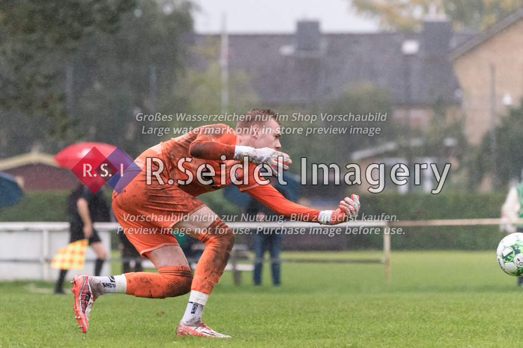 RS-1-014441 | Torben Franzenburg (#25, Neumünster, Torwart) bringt den Ball wieder ins Spiel
