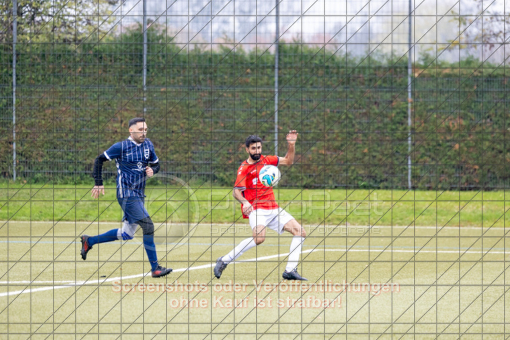 20251109_124124_0090 | #,1.Göppinger SV II (rot) vs. TV Jahn Göppingen II (blau), Fussball, Kreisliga B8, Bezirk Neckar/Fils, 12. Spieltag, Saison 2025/2026, Kunstrasenplatz Süd, Hohenstaufenstraße 116, 73033 Göppingen, 09.11.2025 - 12:30 Uhr,Foto: PhotoPeet-Sportfotografie/Peter Harich
